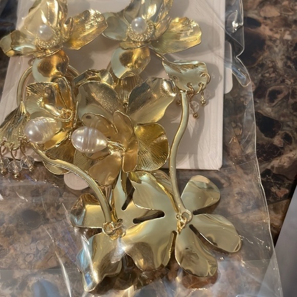 Zara Flower Pearl Drop Earrings - Picture 7 of 14